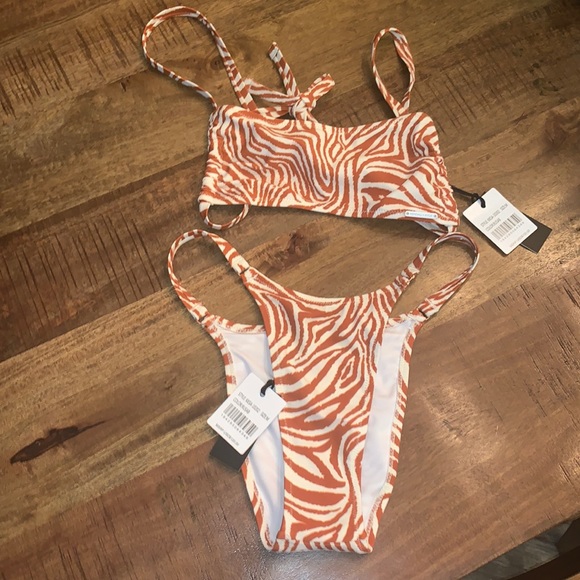 kendall & kylie bikini - Picture 1 of 3